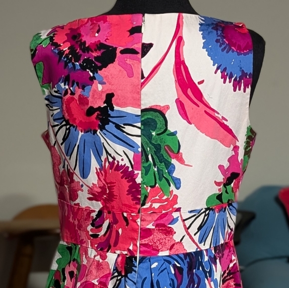 Curve Hugging Vibrant Floral V-Neck Sleeveless Dress - Picture 6 of 7